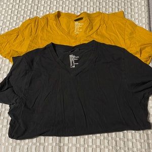 2 pack H&M tshirts black and mustard vneck